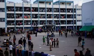 Palestinos desplazados al sur de Gaza se refugian de los ataques israelíes en un colegio de la ONU, a 16 de octubre de 2023.