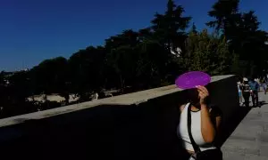 Una mujer se protege del sol en medio de un clima inusualmente caluroso en octubre en Madrid, España , 5 de octubre de 2023.