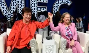 La vicepresidenta primera y ministra de Asuntos Económicos en funciones, Nadia Calviño (d), con la directora gerente del Fondo Monetario Internacional, Kristalina Georgieva (i), en la asamblea anual del organismo internacional celebrada en en Marrakech (M