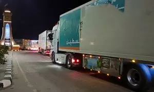 Un convoy de ayuda humanitaria espera la apertura de la frontera de Rafah para entrar en Gaza, a 17 de octubre de 2023.