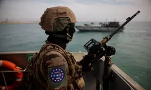 Un soldado francés hace guardia a bordo de un buque anfibio durante el entrenamiento de ejercicios militares Milex 23 en Rota, España, el 16 de octubre de 2023.