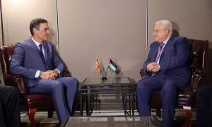 El presidente del Gobierno en funciones, Pedro Sánchez, junto al presidente de la Autoridad Nacional Palestina, Mahmud Abbas, en un encuentro en Nueva York en 2022.