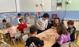 Una aula de l'escola El Gegant del Rec de Salt, amb alumnes fent manualitats, en una imatge d'arxiu