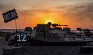 Un soldado israelí sobre un tanque cerca de la frontera entre Gaza e Israel, en la ciudad de Sderot, a 12 de octubre de 2023.