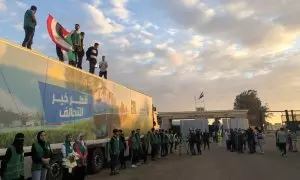 Un camión perteneciente a un convoy de ayuda humanitaria destinada a la Franja de Gaza detenido frente a la puerta fronteriza de Rafah, en Egipto, a 17 de octubre de 2023.