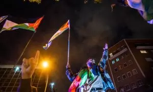 Manifestante grita sosteniendo una bandera palestina, durante una concentración de emergencia por los últimos acontecimientos en Gaza, frente a la embajada Israelí, a 18 de octubre de 2023