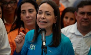 La precandidata presidencial venezolana por el partido opositor Vente Venezuela, María Corina Machado, habla durante una conferencia de prensa en Caracas, a 13/10/2023.