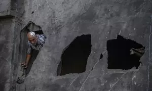 Un hombre herido inspecciona los daños en la iglesia ortodoxa griega San Porphyrio en Gaza tras ser atacada por Israel, a 20 de octubre de 2023.