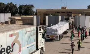 Varios camiones de ayuda humanitaria cruzan el paseo de Rafah entre Egipto y la Franja de Gaza, a 21/10/2023.