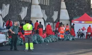 Sanitarios y agentes de la Guardia Civil asisten a los migrantes que llegaron a El Hierro, a 17/10/2023.