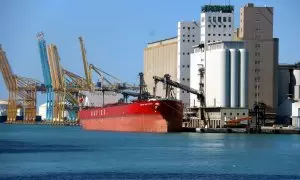 Un vaixell de càrrega atracat al Port de Barcelona, en una imatge d'arxiu