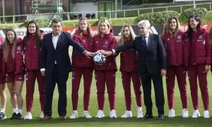 El secretario de Estado para el Deporte, Víctor Francos, el presidente de la Comisión Gestora de RFEF, Pedro Rocha, y las jugadoras internacionales durante la firma del convenio que recoge los acuerdos alcanzados en Oliva este 23 de octubre de 2023.