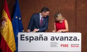 El presidente del Gobierno en funciones, Pedro Sánchez y la líder de Sumar y vicepresidenta segunda del Gobierno y ministra de Trabajo en funciones, Yolanda Díaz, firman un acuerdo para un Gobierno de coalición progresista