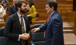 El vicepresidente de la Junta de Castilla y León, Juan García-Gallardo (i), y el presidente de la institución, Alfonso Fernández Mañueco, en imagen de archivo / Claudia Alba - Europa Press