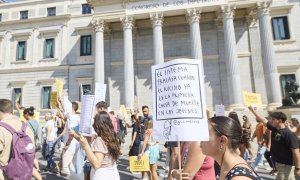 arias personas se manifiestan para exigir un Plan Nacional de Prevención del Suicidio, a 10 de septiembre de 2023, en Madrid.  Jesús Hellín / Europa Press