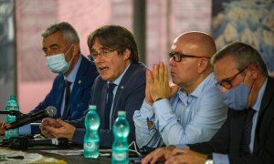 El expresidente de la Generalitat Carles Puigdemont, su abogado, Gonzalo Boye, y el jefe de su gabinete, Josep Lluís Alay (primero a la derecha), el 25 de septiembre de 2021, Cerdeña (Italia). Lorena Sopêna /Europa Press