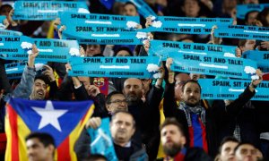 Acción del Tsunami Democràtic en el Camp Nou durante el Barça - Real Madrid de diciembre de 2019. / EFE