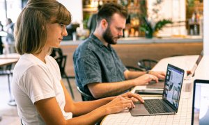 Un hombre y una mujer trabajando en una oficina. Canva / Pexels