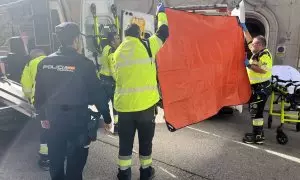 Fotografía difundida por Emergencias Madrid de los sanitarios atendiendo a Alejo Vidal-Quadras tras ser disparado en plena calle en Madrid este 9 de noviembre de 2023.