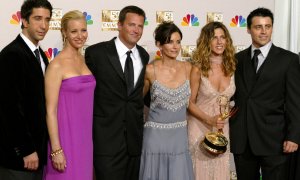 David Schwimmer, Lisa Kudrow, Matthew Perry, Courteney Cox Arquette, Jennifer Aniston and Matt LeBlanc of "Friends", appear in the photo room at the 54th annual Emmy Awards in Los Angeles, U.S., September 22, 2002. REUTERS/Mike Blake