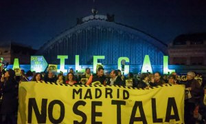 Vecinos madrileños manifestándose en Atocha por la tala de árboles que supone la ampliación de la línea 11 del Metro de Madrid. Fotografía cedida por Diego Vítores