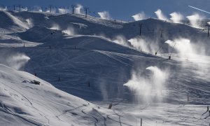 L'estació Baqueira Beret la temporada 2022/2023 amb els canons de neu a ple rendiment - Cedida a l'Acn per Baqueira Beret