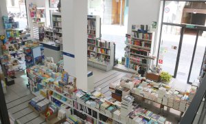 La llibreria Empúries de Girona amb les lleixes plenes de llibres - Arxiu ACN / Gerard Vilà