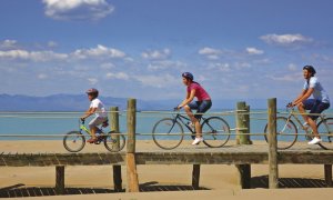 Família amb bici al Parc Natural del Delta de l'Ebre. Generalitat de Catalunya