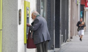 Un anciano saca dinero de un cajero en Madrid (España), a 15 de marzo de 2020. Jesús Hellín / Europa