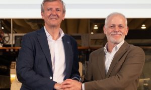 El presidente de la Xunta, Alfonso Rueda, a la izquierda, y Lois Blanco Penas, director general de 'La Voz de Galicia', el medio más beneficiado por las subvenciones de la Xunta, en un acto el pasado 16 de junio / Davis Cabezón-Xunta de Galicia