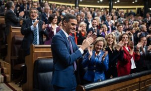 El recién nombrado presidente del Gobierno, Pedro Sánchez (1i), aplaude tras finalizar la segunda sesión del debate de investidura. Alejandro Martínez Vélez / Europa Press