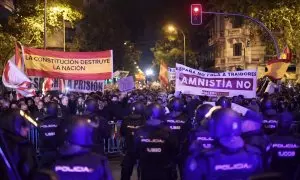 Decenas de personas con banderas y pancartas durante una concentración frente a la sede del PSOE en la calle Ferraz, a 7 de noviembre de 2023.Fernando Sánchez / Europa Press