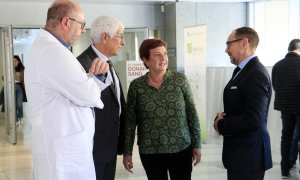 Maria Rosa Vergés, pacient operada de l'abdomen a l'Hospital de Sant Pau per un traumatisme, amb el conseller de Salut, Manel Balcells, i els doctors José Antonio González i Manuel Fernández-Garrido per presentar la reconstrucció pionera - Laura Fíguls/AC