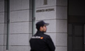 Un agente de Policía en la entrada de la Audiencia Nacional, en una foto de archivo. Fernando Sánchez / Europa Press