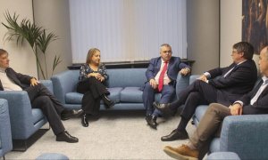 El expresidente de la Generalitat y eurodiputado de JxCat, Carles Puigdemont (2d), y el secretario de organización del PSOE, Santos Cerdán (c), se han reunido en la sede del Parlamento Europeo en Bruselas para "avanzar" hacia la investidura de Pedro Sánch