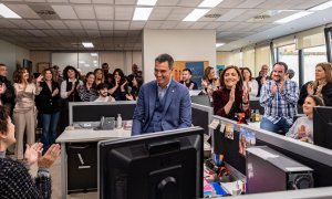 El secretario general del PSOE, Pedro Sánchez, se reúne con los trabajadores de la sede socialista en Ferraz tras las manifestaciones organizadas por la extrema derecha. / PSOE