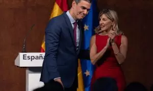 El presidente del Gobierno en funciones, Pedro Sánchez y la líder de Sumar y vicepresidenta segunda del Gobierno y ministra de Trabajo en funciones, Yolanda Díaz, aplauden tras firmar un acuerdo para un Gobierno de coalición progresista, en un acto públic