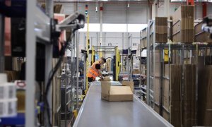 Un trabajador empaqueta en cajas de cartón pedidos para enviar, en el interior de las instalaciones del Centro Logístico de Amazon en Alcalá de Henares, Madrid (España). Eduardo Parra / Europa Press