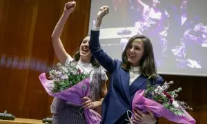 Ione Belarra (d) e Irene Montero, tras asistir al traspaso de cartera de los ministerios de Igualdad e Infancia y Juventud, este martes en Madrid. EFE/Juan Carlos Hidalgo