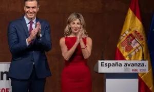 El presidente del Gobierno en funciones, Pedro Sánchez y la líder de Sumar y vicepresidenta segunda del Gobierno y ministra de Trabajo en funciones, Yolanda Díaz, aplauden tras firmar un acuerdo para un Gobierno de coalición progresista, en un acto públic