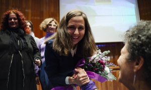 La hasta ahora ministra de Derechos Sociales y Agenda 2030, Ione Belarra (c), saluda tras el traspaso de su cartera al exdiputado Pablo Bustunduy, en la sede del Ministerio de Derechos Sociales, Ministerio de Derechos Sociales, a 21 de noviembre de 2023. 