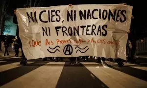 Un grupo de personas participa en una marcha contra el Centro de Internamiento de Extranjeros (CIE) de Aluche, a 30 de diciembre de 2021, en Madrid, (España).