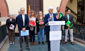 El conseller de Salut, Manel Balcells, i el director gerent de l'ICS, Xavier Pérez, amb representants sindicals