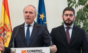 22/11/2023 - Pie: El presidente del Gobierno de Aragón, Jorge Azcón (PP), habla a la derecha de su vicepresidente Alejandro Nolasco (Vox).