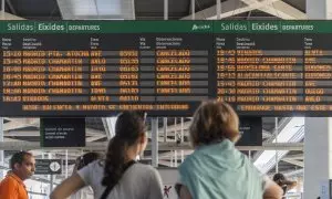 Un panel de viajes cancelados de la estación de ave Joaquín Sorolla, en València, a 13 de octubre de 2023.