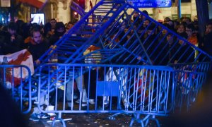 Varias personas destrozan las vallas que les separan de la Policía, durante una manifestación contra la amnistía en Ferraz, a 18 de noviembre de 2023, en Madrid.