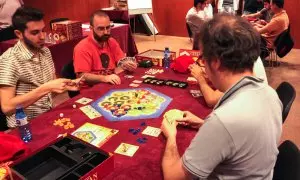 Aficionats catalans es disputen una plaça per anar al mundial de 'Catan', en una imatge d'arxiu.