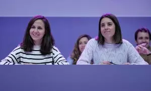 La secretaria general de Podemos, Ione Belarra, e Irene Montero, durante el Consejo Ciudadano Estatal del partido, en Madrid, a 25/11/2023