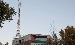 Una bandera de Palestina desplegada en un edificio frente a la Embajada de Israel, en Madrid, a 25/11/2023