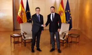 El líder del PP, Alberto Núñez Feijóo, y el de Vox, Santiago Abascal, se saludan a su llegada a una reunión en el Congreso de los Diputados, a 5/9/2023